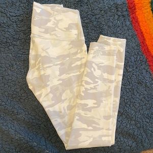 LuluLemon Wunder Train HR tight size 4